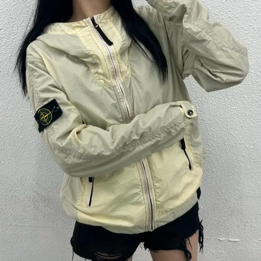 스톤 아일랜드 사이드패치 아이보리 바람막이