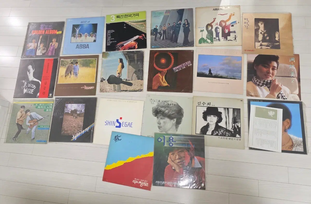 오래된 중고 LP 판과 LD 판