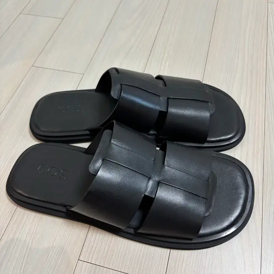 COS 가죽 샌들 블랙