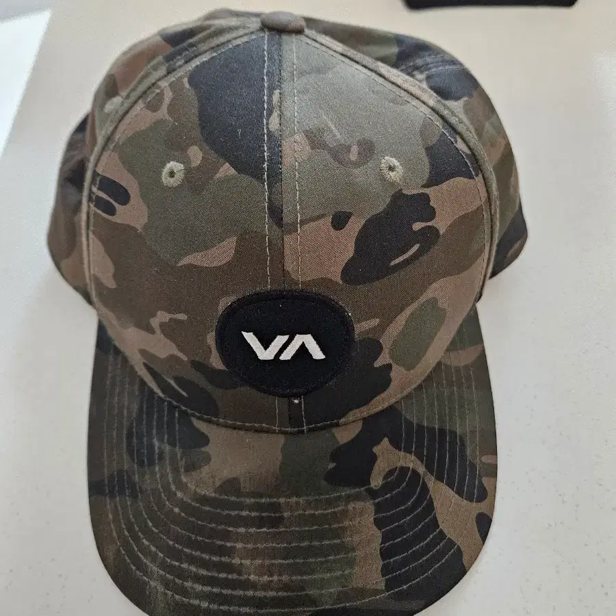 루카(RVCA) 카모플라쥬 로고 스냅백 모자