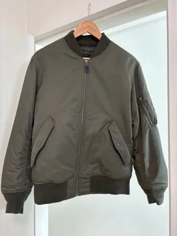 UNIQLO MA-1 플라이트 자켓 올리브