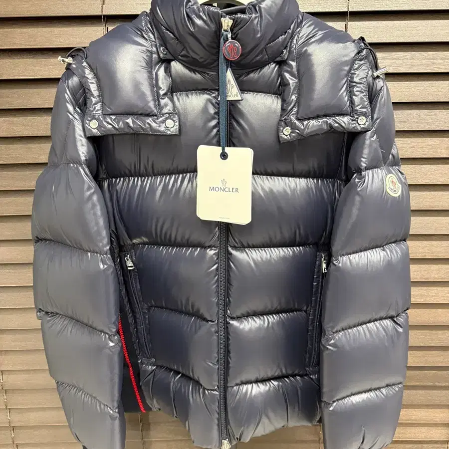 (새상품) 몽클레어 몽클레르 루니티에르 쇼트 다운 자켓 패딩 네이비 블루 22FW