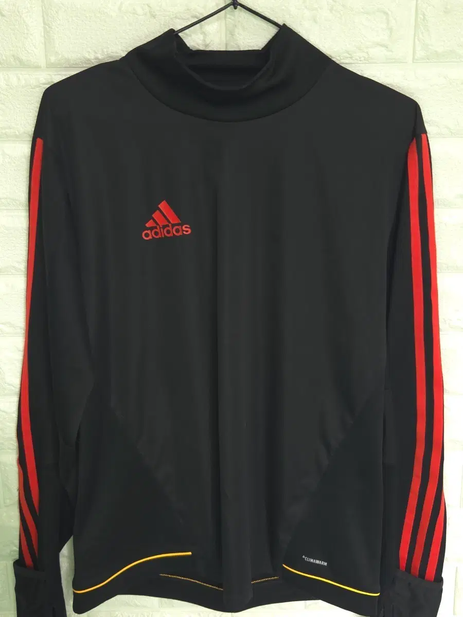 아디다스(adidas)의 티로 클라이마웜 트레이닝 탑