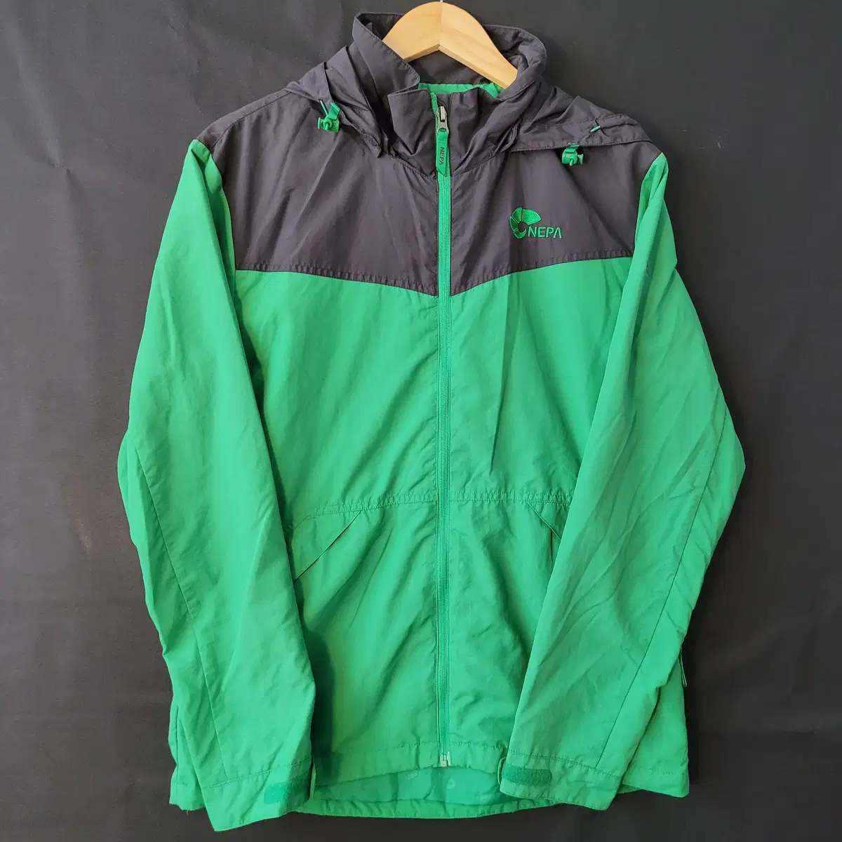 네파(NEPA) 배색 후드 바람막이 자켓 (그린/차콜)