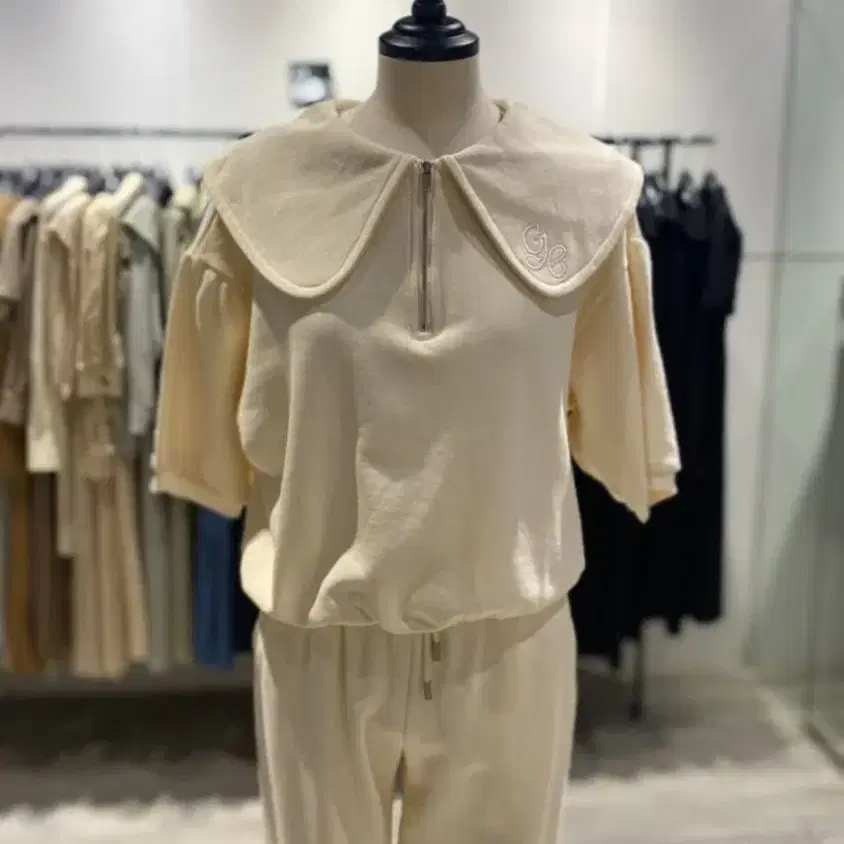지컷 티셔츠 와이드카라 반집업