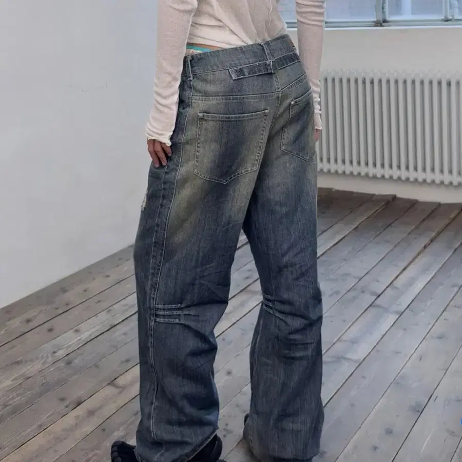 포르테나 CINCH BACK CURVED JEANS-BLUE
