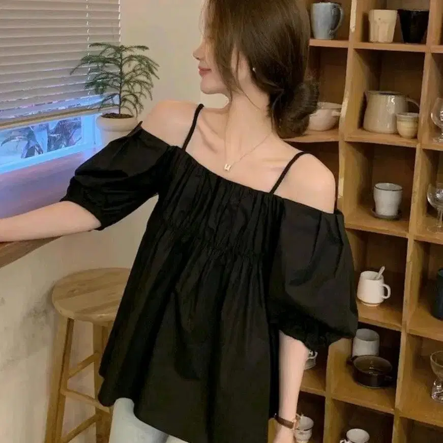 BL125 오프숄더 프릴 블라우스