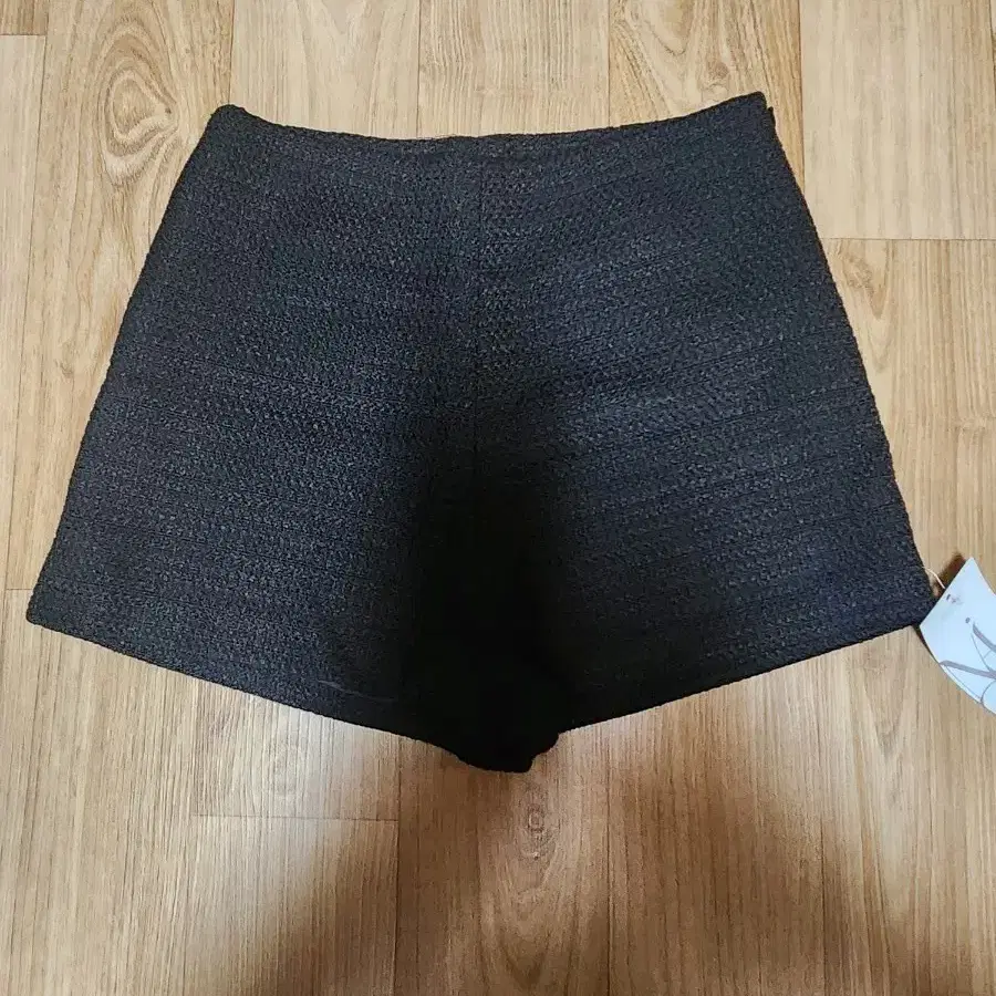 검정색 텍스처 반바지