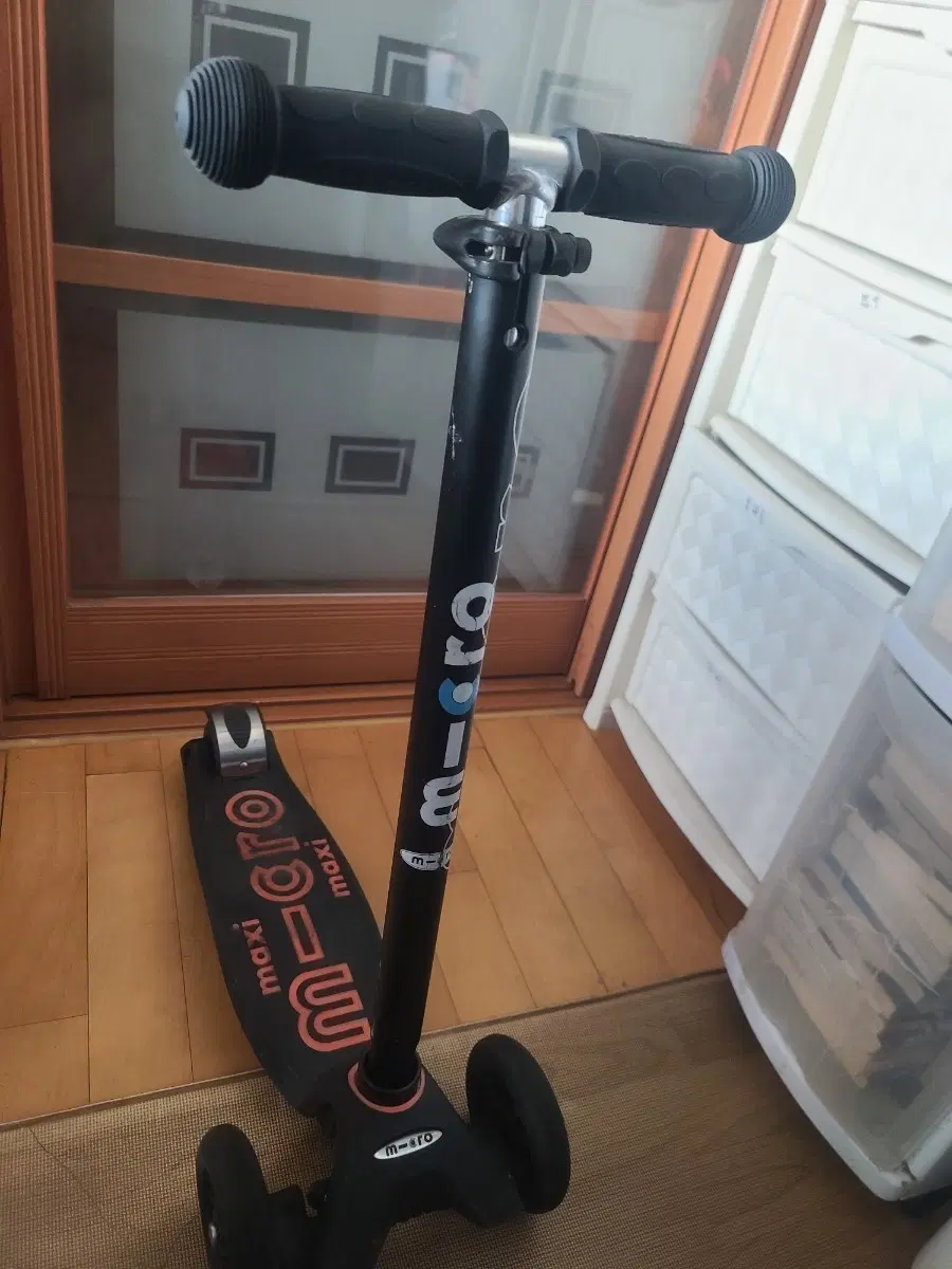 마이크로 맥시 디럭스 킥보드 블랙