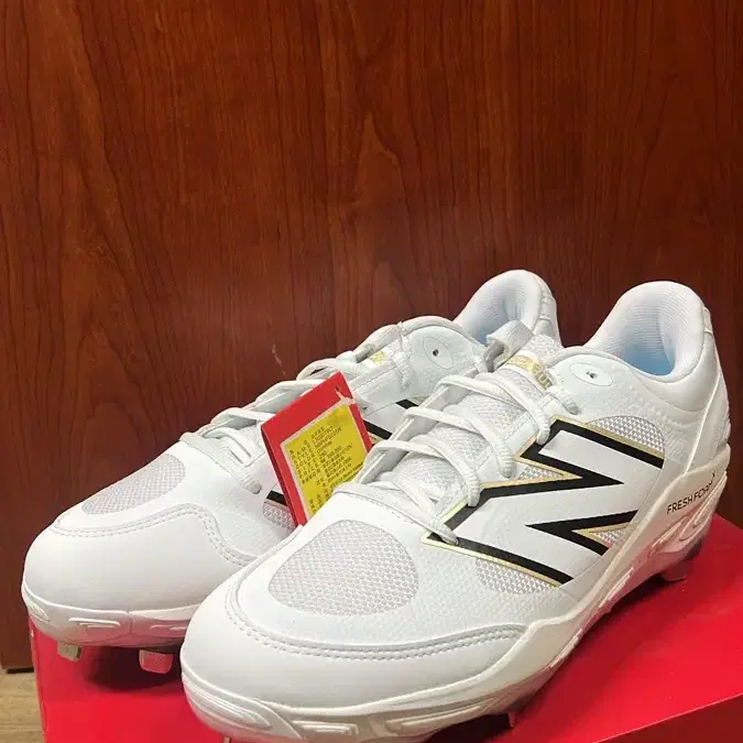 뉴발란스 야구화 스파이크 흰색 골드 N로고