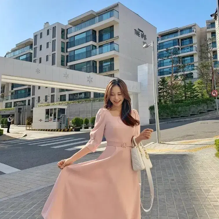 교신 로아르 아옳이 하객룩 핑크 플레어 벨트 원피스