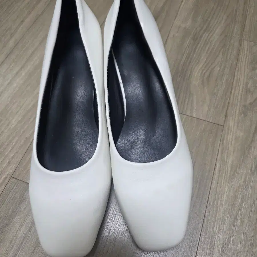 하얀색 구두 235