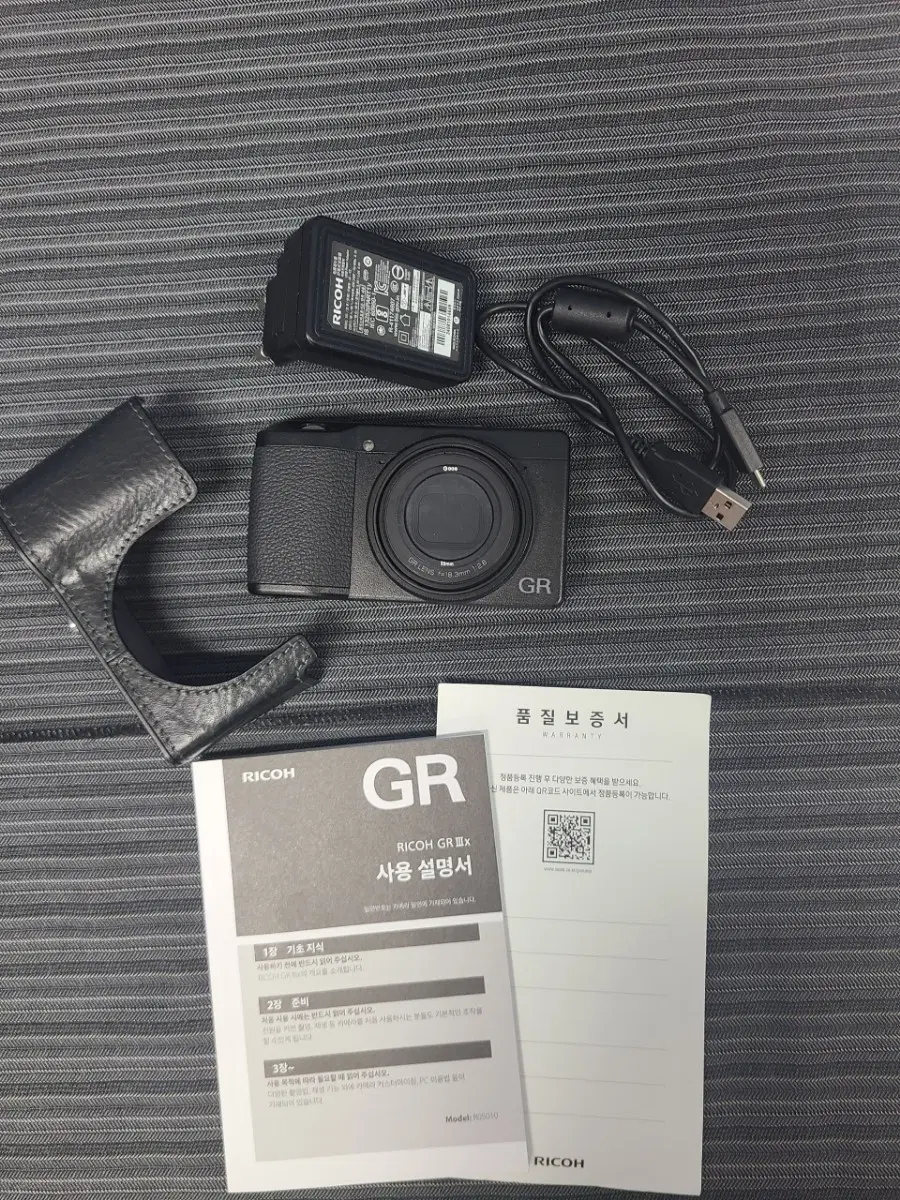 리코gr3 팔아요~ 3천컷대 상태좋은거 악세사리포함 판매해요