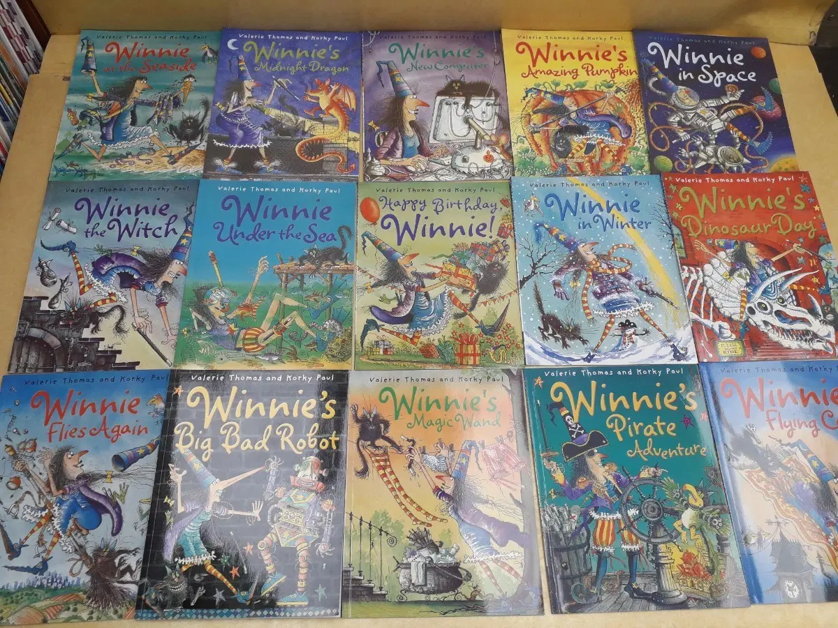 Winnie the witch 시리즈 (페이퍼백)전 15권입니다.표지 사용감