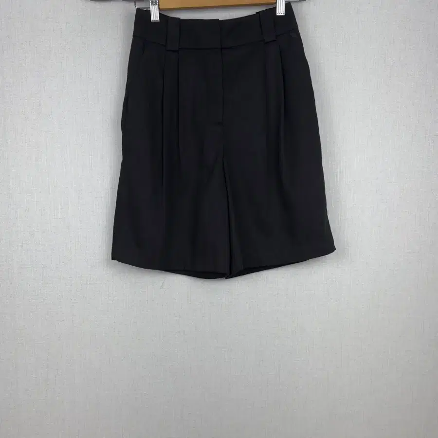 앤아더스토리즈 블랙 핀턱 반바지 정품
