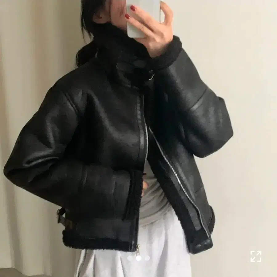 슈가파우더 샌드 양털 하이넥 크롭 무스탕 숏자켓 - 블랙
