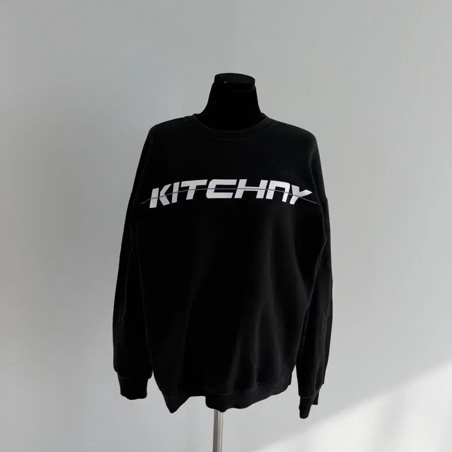 KITCHRY 레터링 맨투맨
