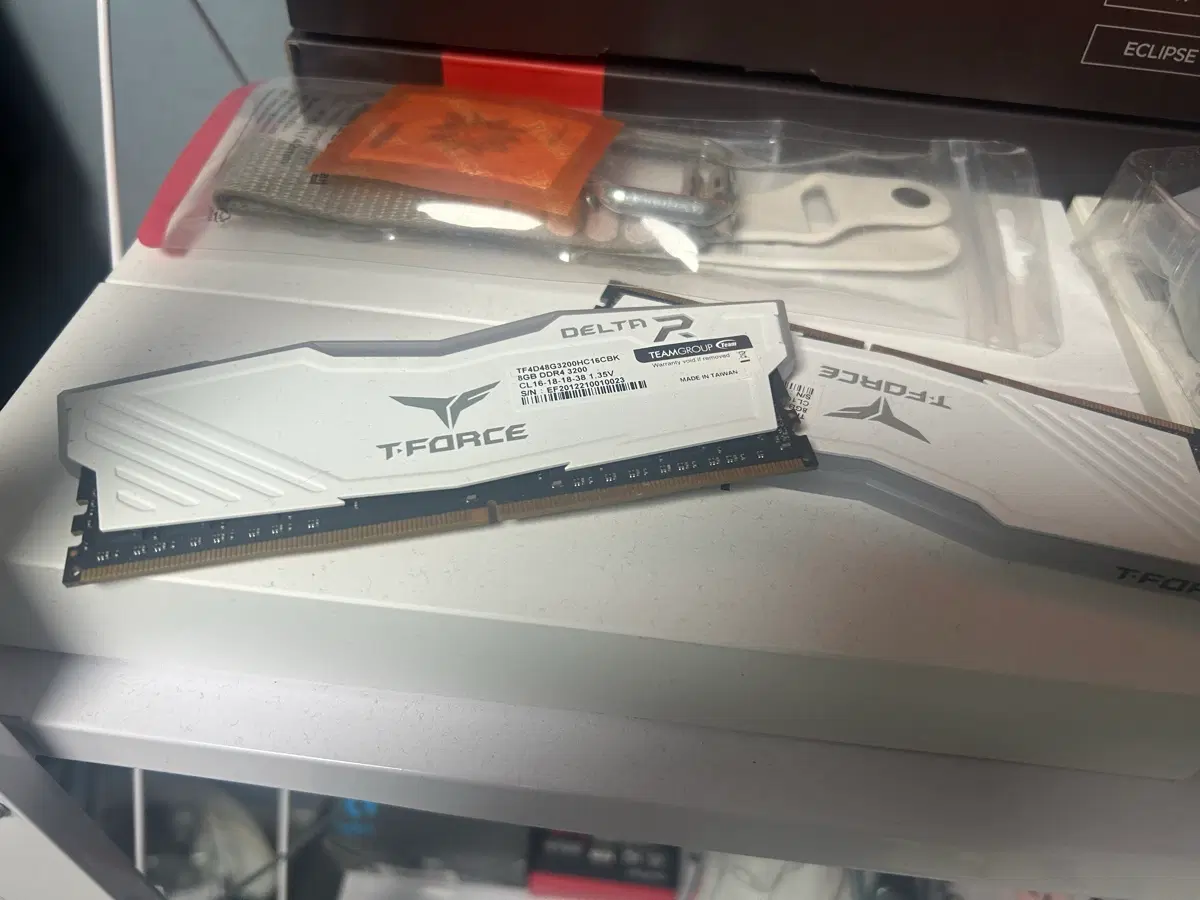 팀그룹 T-FORCE DDR4 PC4-25600 CL16 8GB 화이트