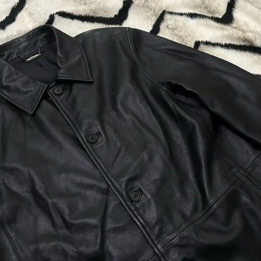 [L]파코라반 양가죽 오버핏 하프 코트/블랙