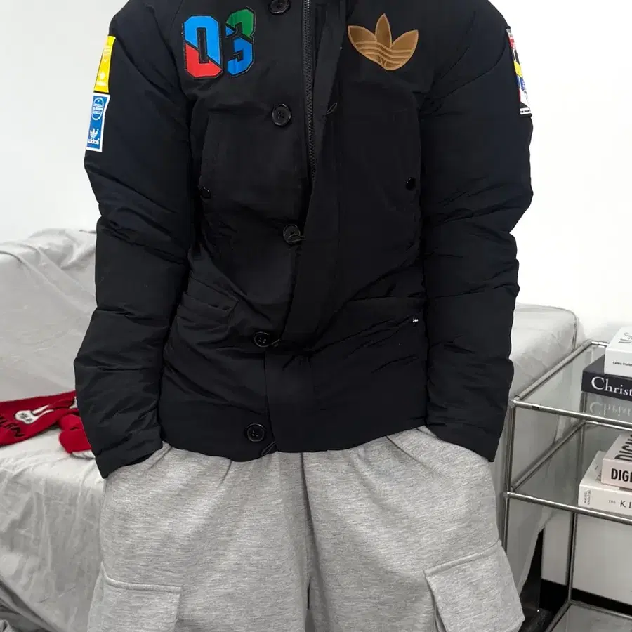 아디다스 블랙 뱃지 덕 다운 패딩 S