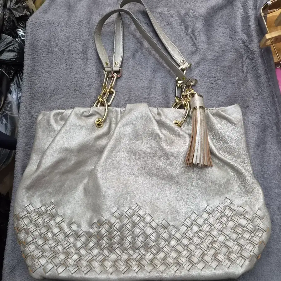 앤클라인 뉴욕(Anne Klein New York) 브랜드의 샴페인/골드펄톤 가방(토트백/숄더백)