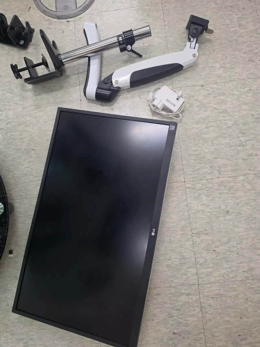 LG 27ul550모니터 암포함