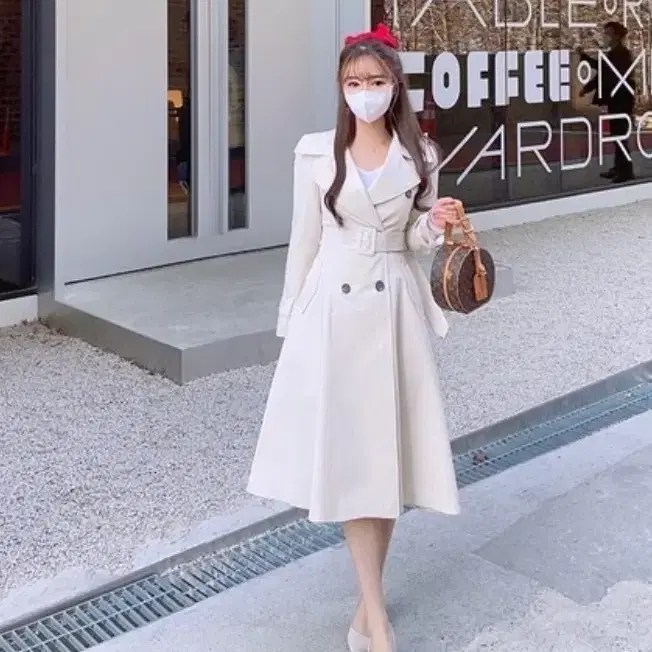 교신 메이윤 플레어 트렌치코트 아이보리