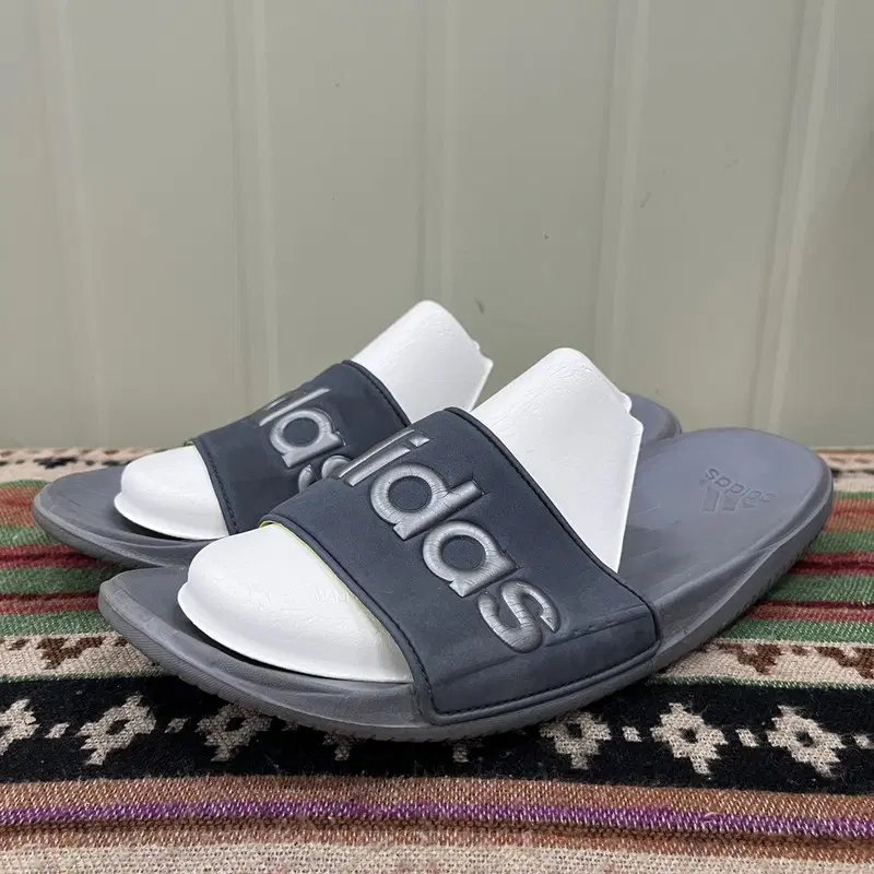 아디다스 아딜렛 컴포트 슬라이드 슬리퍼 265 X04432