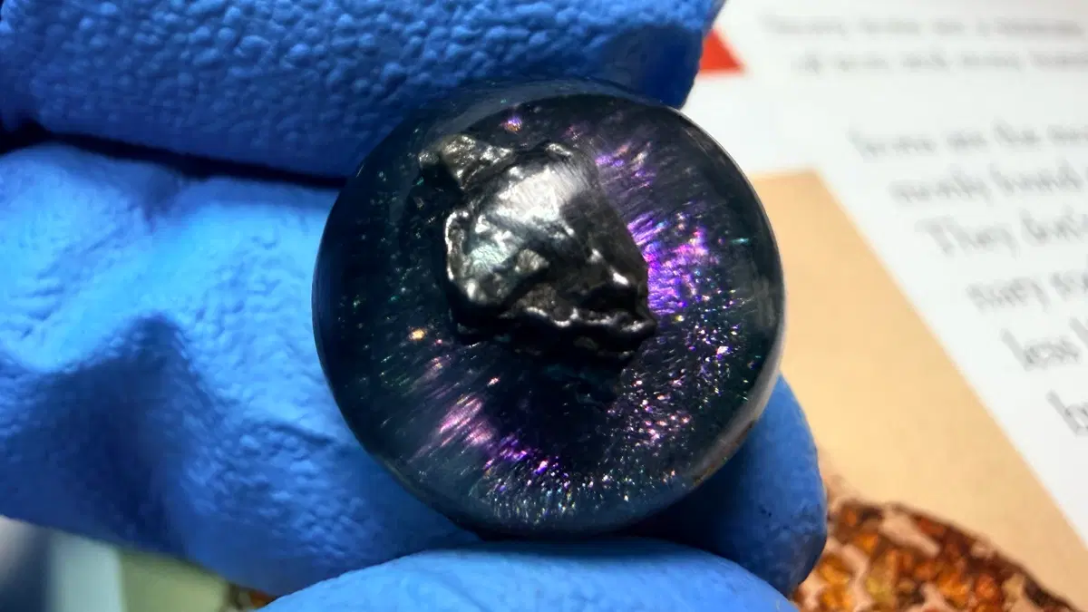 No.6339 스페이스 철운석 프리미엄 레진펜던트 제작용 8.4ct