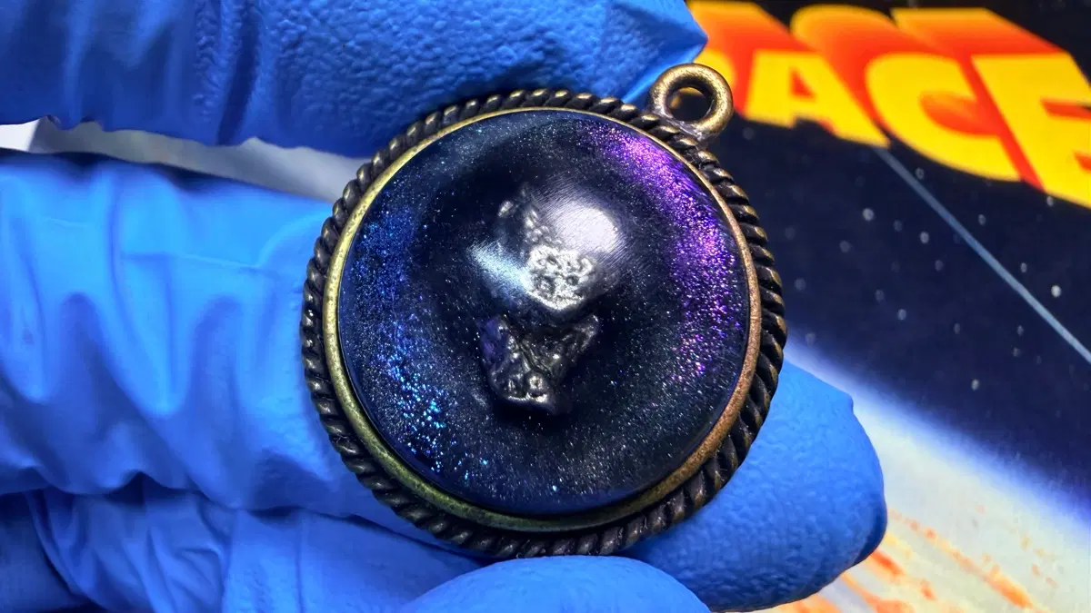 No.6360 스페이스 철운석 프리미엄 레진펜던트 33ct