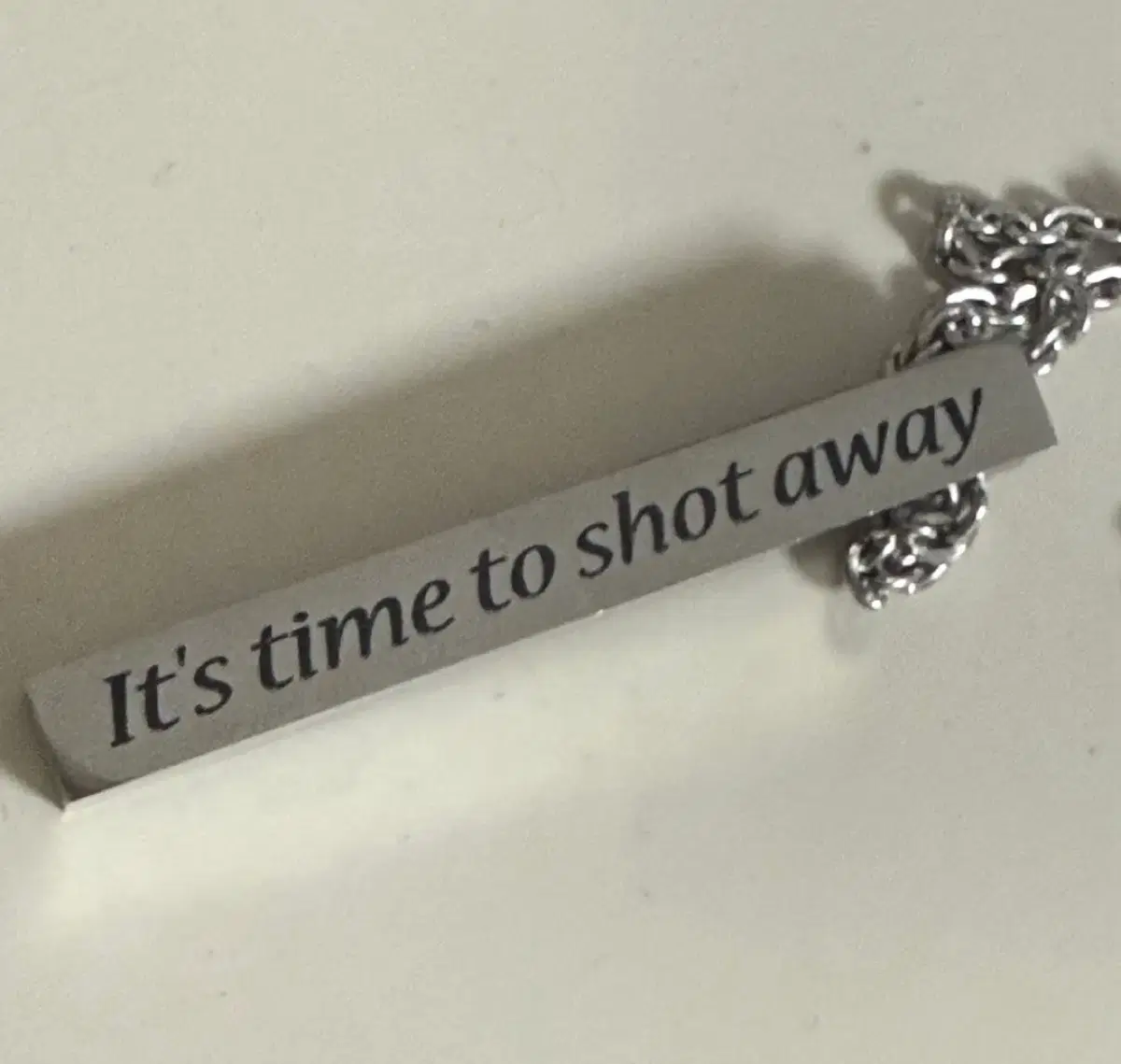 루시 its time to shot away 목걸이