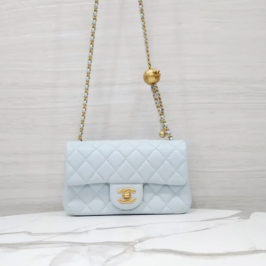 샤넬 뉴미니 골드볼 체인 플랩백 파스텔블루 램스킨 내장칩 AS1787