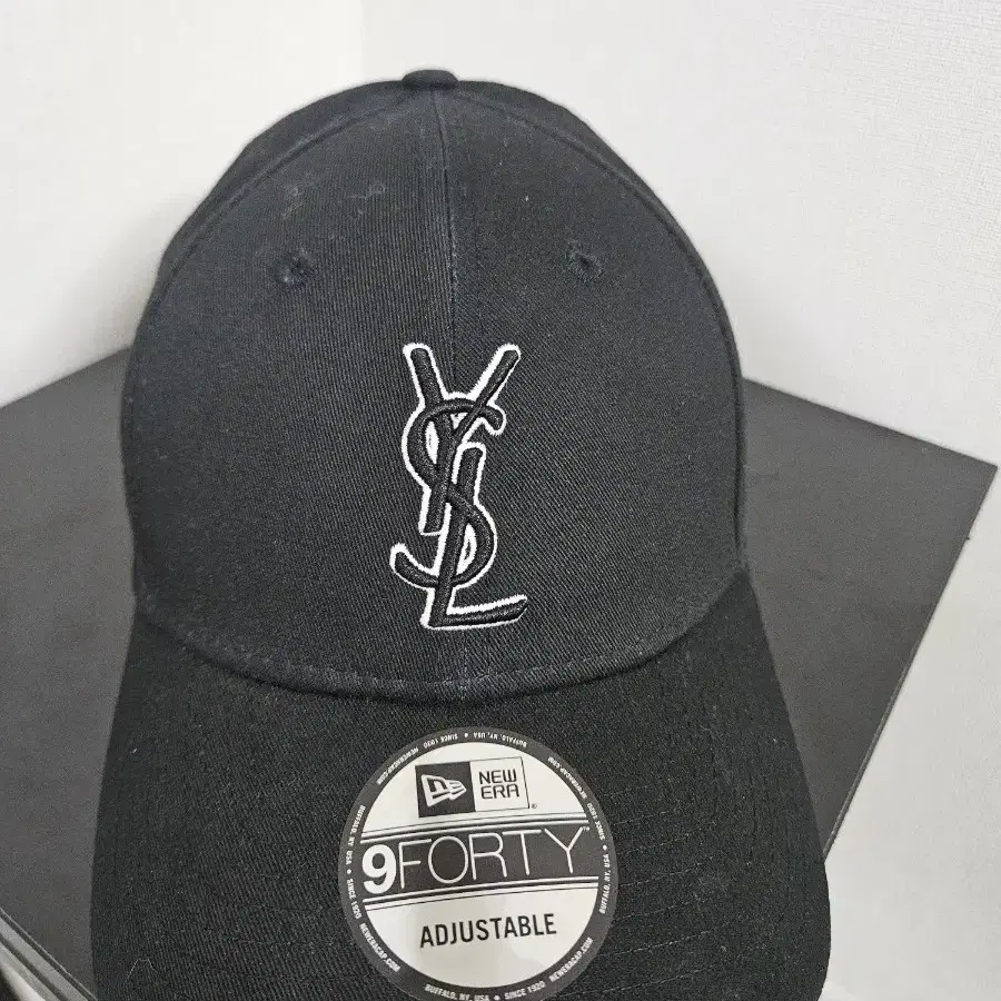 생로랑 x 뉴에라 YSL 모노그램 캡 블랙