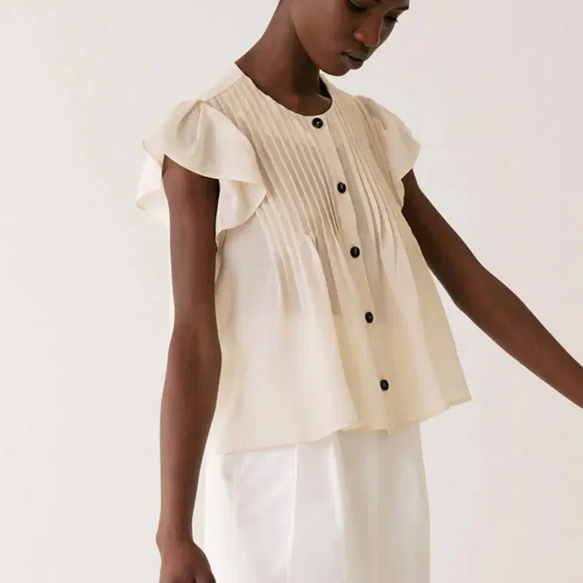 킨더살몬 Pintucked Ruffle-sleeve Blouse Cream