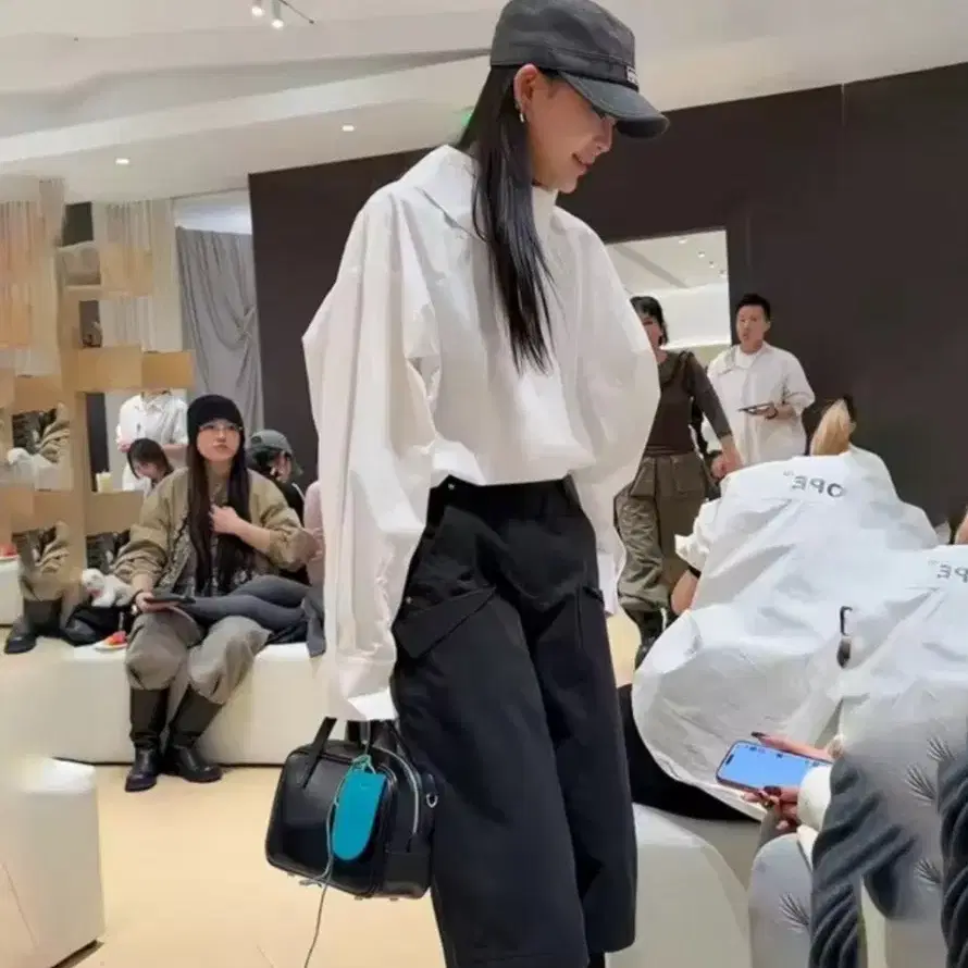 화이트 오버핏 유니크 셔츠