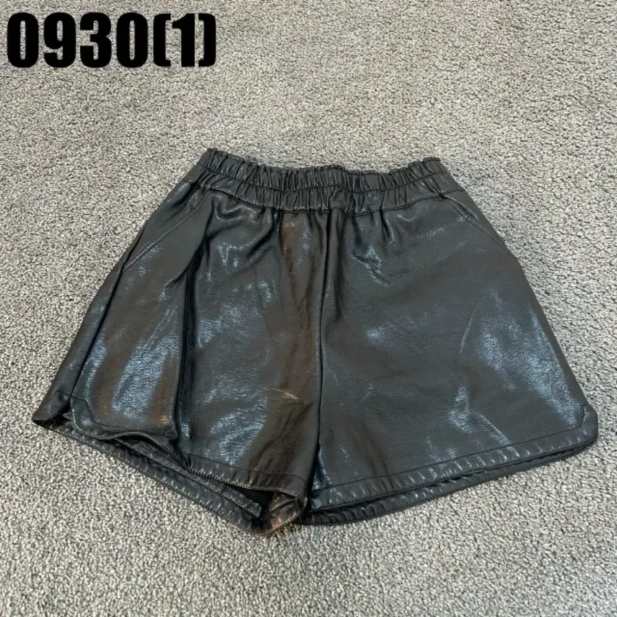 블랙 가죽 숏팬츠