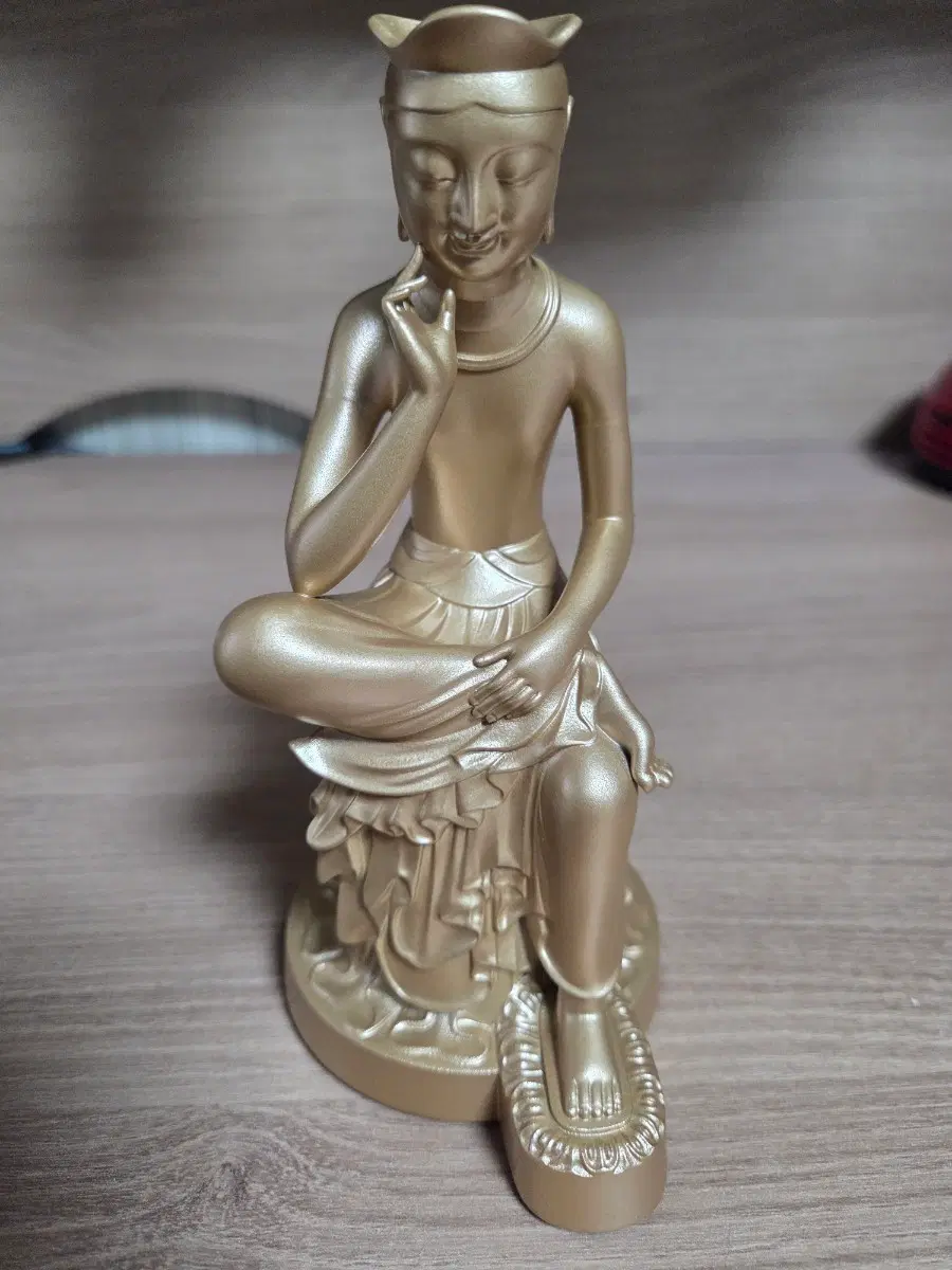 국립중앙박물관 뮤즈 반가사유상 금색 장식 피규어