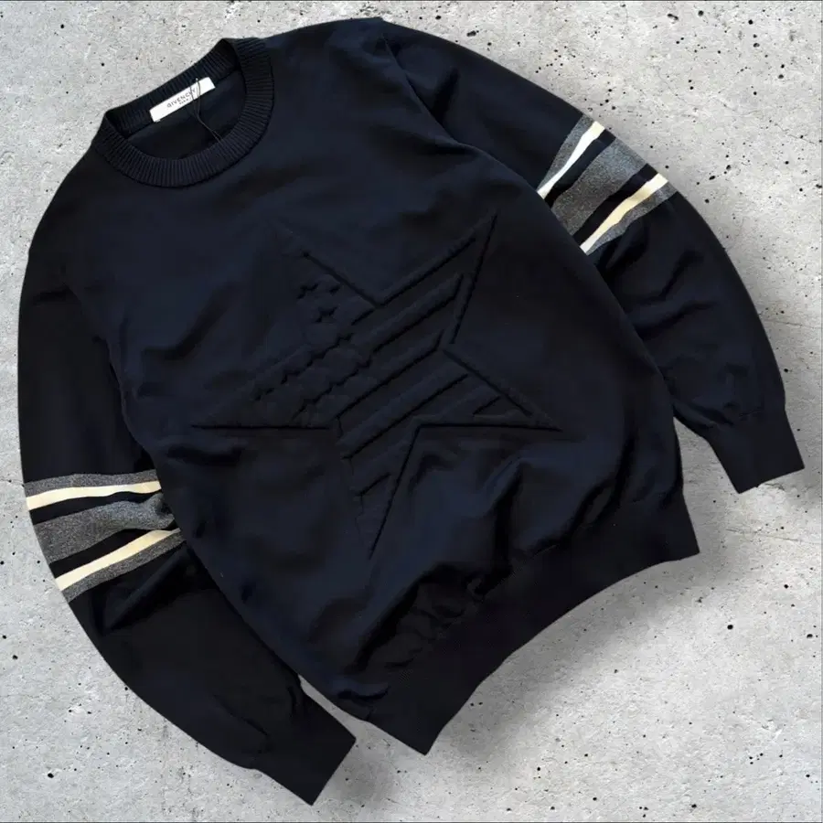 [S] 지방시 15FW 엠보싱 스타 니트 블랙 F113