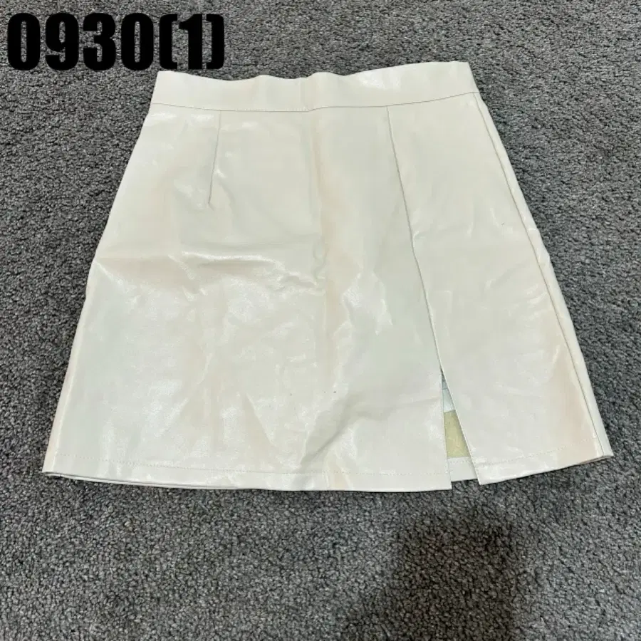 인조가죽 언발 슬릿 스커트 아이보리