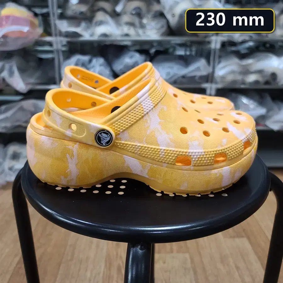 크록스 클래식 플랫폼 그래픽 클로그 230mm [207239-837]