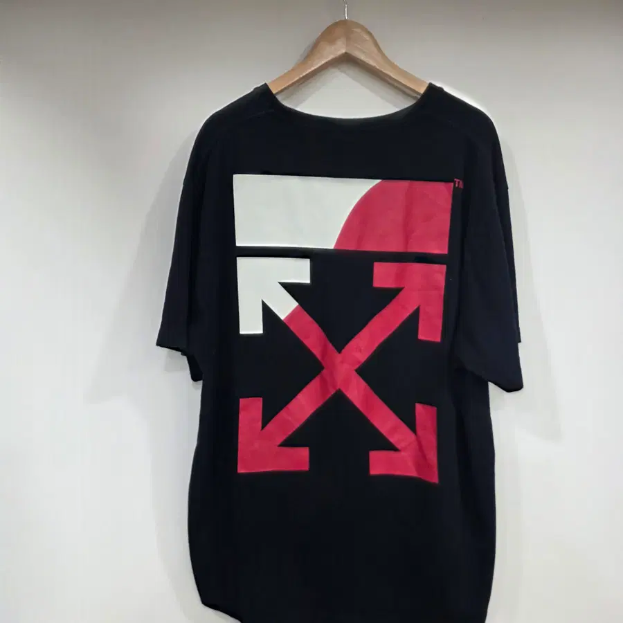 오프화이트(Off-White) 남성용 스플릿 로고 애로우 반팔 티셔츠
