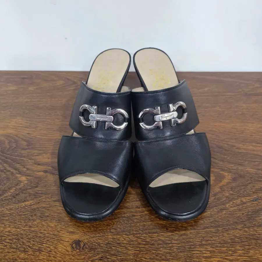 살바토레 페레가모(Salvatore Ferragamo) 여성용 간치니 가죽 샌들 뮬 7반