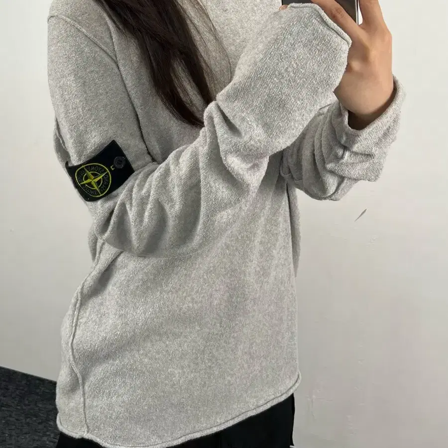 스톤 아일랜드 와펜 그레이 라운드넥 니트