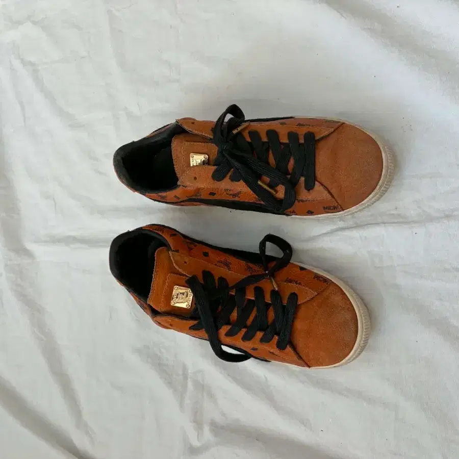 PUMA x MCM Suede Classic 벅손 브라운 모노그램 스니커즈 42