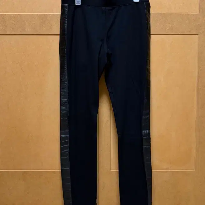 DKNY 블랙 가죽 배색 슬랙스