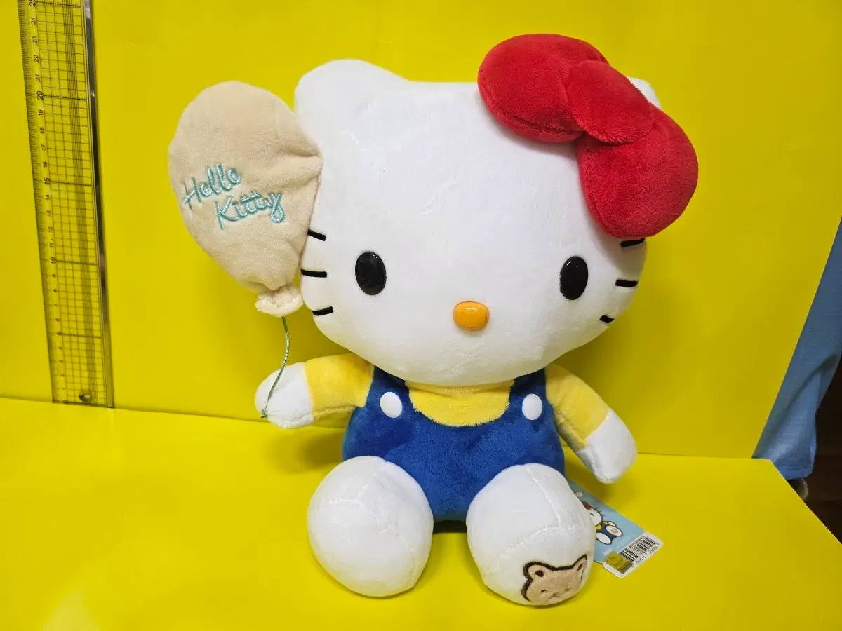 산리오 헬로키티 풍선 봉제인형 곰돌이 멜빵바지 키티 인형 25cm 태그있음 새상품