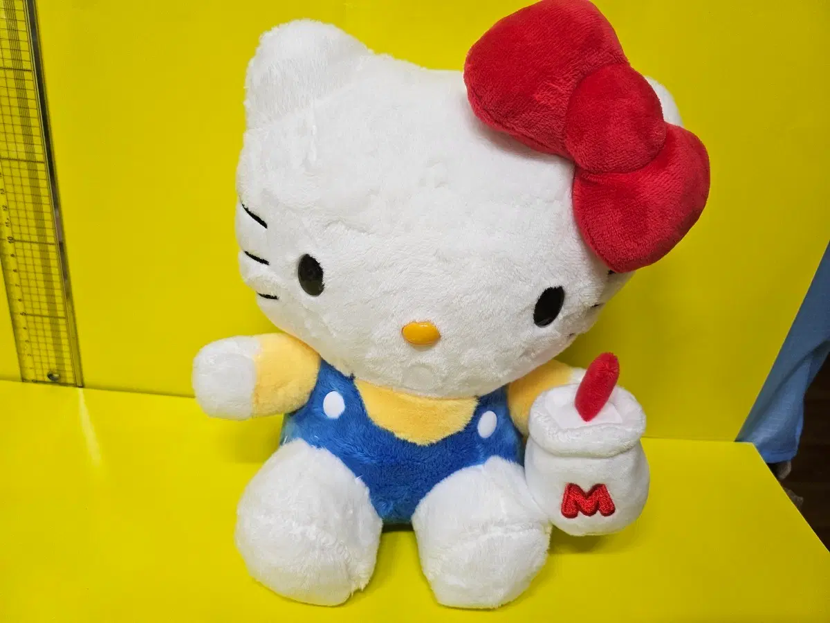 산리오 헬로키티 밀크 봉제인형 우유병 멜빵바지 키티 인형 25cm 태그있음 새상품