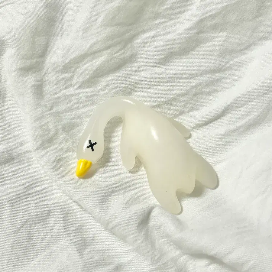 자외선 받으면 색 변하는 오리