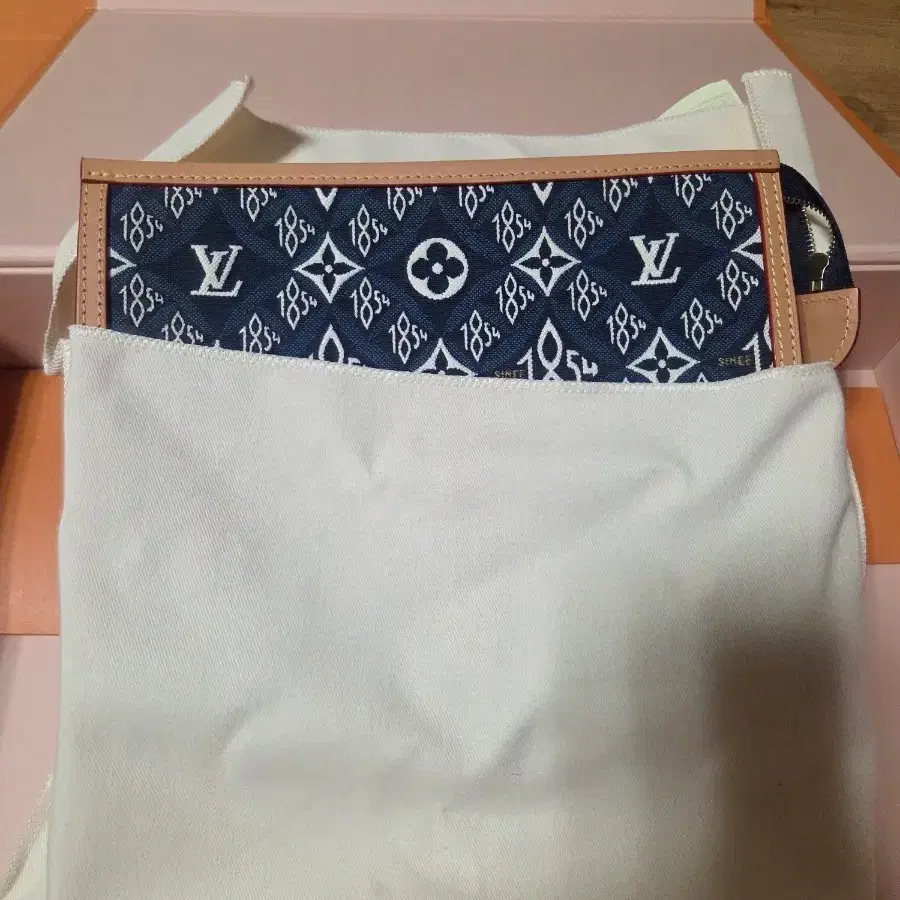 루이비통 1854  포쉐트 토일렛 클러치백  M80306