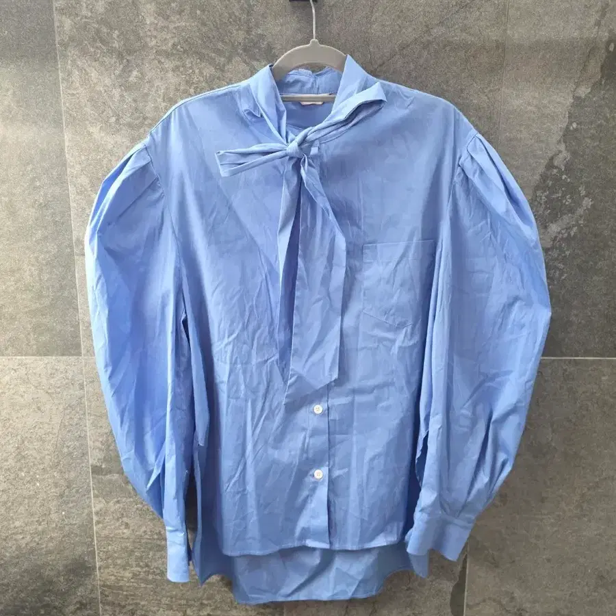 드미어 퍼프소매 타이 셔츠